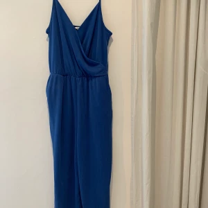 Jumpsuit Monki - Jumpsuit från Monki, knappt använd. Skönaste sommarplagget!! Köpare står för frakt 💓🌸