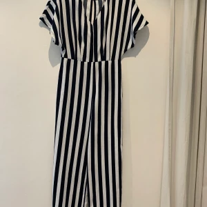 Jumpsuit - Jätteskön jumpsuit från Beheska i fint skick! Köpare står för frakt 💓🌸