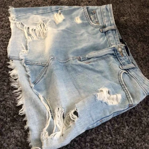  - Sjukt snygg och sliten jeanskjol från hollister som funkar till det mesta. Färgen är ljus/sliten blå färg. Frakt ingår ej