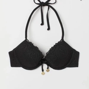 Svart bikini - Säljer min fina svarta bikini ifrån HM!! Den är använd men i gott skick! Den har knytbara band på både toppen och underdelen, toppen har dessutom lite pushup!