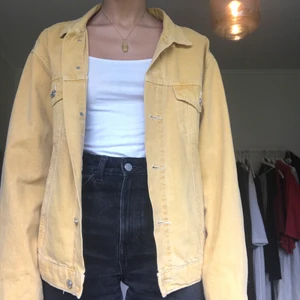 Senapsgul jeansjacka  - senapsgul jeansjacka från zara. inköpt för några år sedan men sparsamt använd och i perfekt skick. färgen är mest sanningsenlig på bild 3. storleken är xs (på mig som vanligen har s) men sitter väldigt oversized så skulle sannolikt även passa s/m 