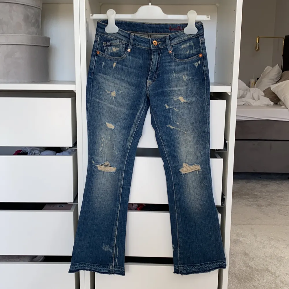 Jeans från Le Temps Des Cerises i bootcut modell, säljs pågrund av för små😇. Jeans & Byxor.