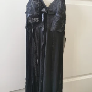 Sexigt nattlinne  - Med justerbara band. Har öppna "remsor" så det är öppet. Storlek s 