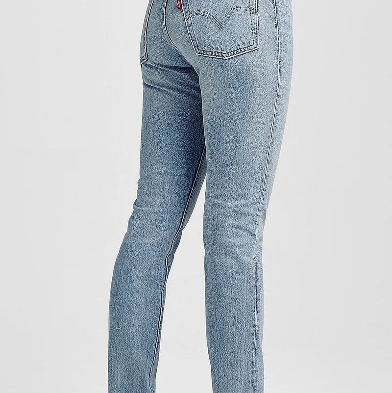 Säljer mina snygga Levis 501 jeans. Köpte dem för runt 1000 kr. De är för små så kan tyvär inte visa bild på men första bilden är lånad från deras hemsida. Jeans & Byxor.