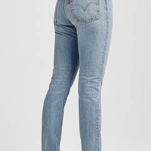 Säljer mina snygga Levis 501 jeans. Köpte dem för runt 1000 kr. De är för små så kan tyvär inte visa bild på men första bilden är lånad från deras hemsida