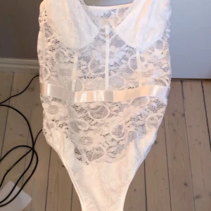 vit spetsbody - fick nyss hem denna (1h sen) men den passade tyvärr inte mig och kan inte lämna tillbaka den så hoppas den kan passa någon annan. budet är på 160