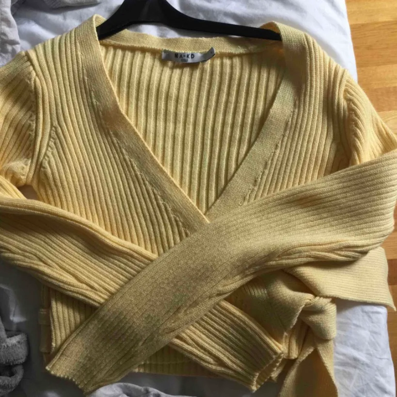 Säljer min supersnygga omlott-tröja från Nakd. Precis som ny och aldrig använd. Säljer då den inte riktigt är min stil. Högsta bud: 250kr inkl frakt. Budgivningen slutar kl 16 idag. Stickat.