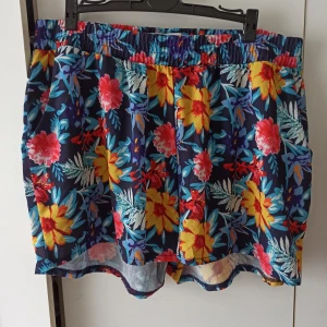 Blommiga sommarshorts strl L - Tunna, sköna sommarshorts använda 1 gång. 