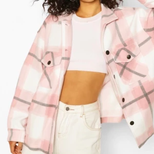 Flanellmönstrad jacka, boohoo - Helt ny jacka från Boohoo, endast testad med prislapp kvar. Säljer pga att det inte var min stil riktigt!💗 buda!!