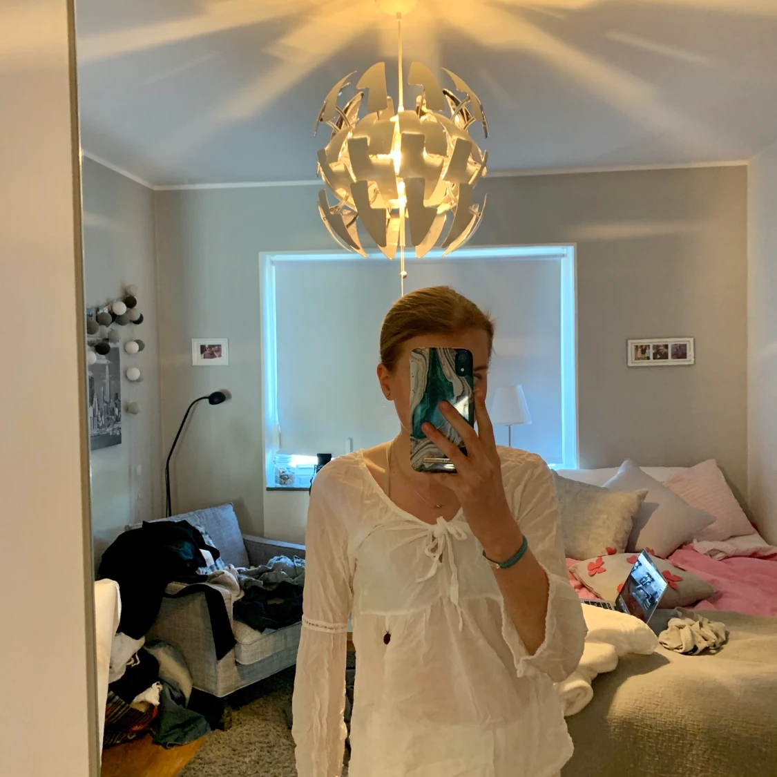 Vit blus med fina detaljer 