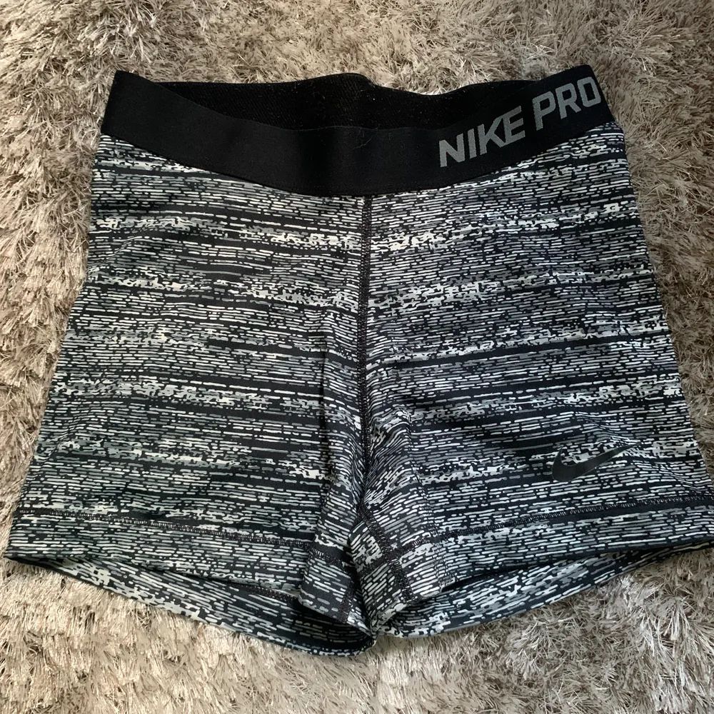 Nike PRO shorts, väldigt bra skick. Frakt tillkommer . Shorts.