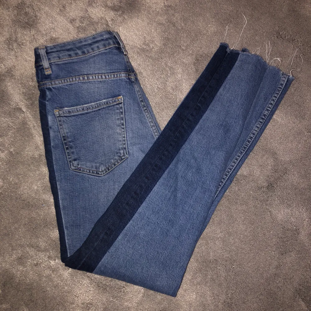 Ett par jeans från ginatrcot, är en gammal model som inte finns kvar. Ska vara mom jeans men är ganska tajta, har en blå slits på sidan och slitningar längst ner. Använd ett par gånger. Säljer pga för små🥰 (nu pris var 599kr) Köpare står för frakt!!. Jeans & Byxor.