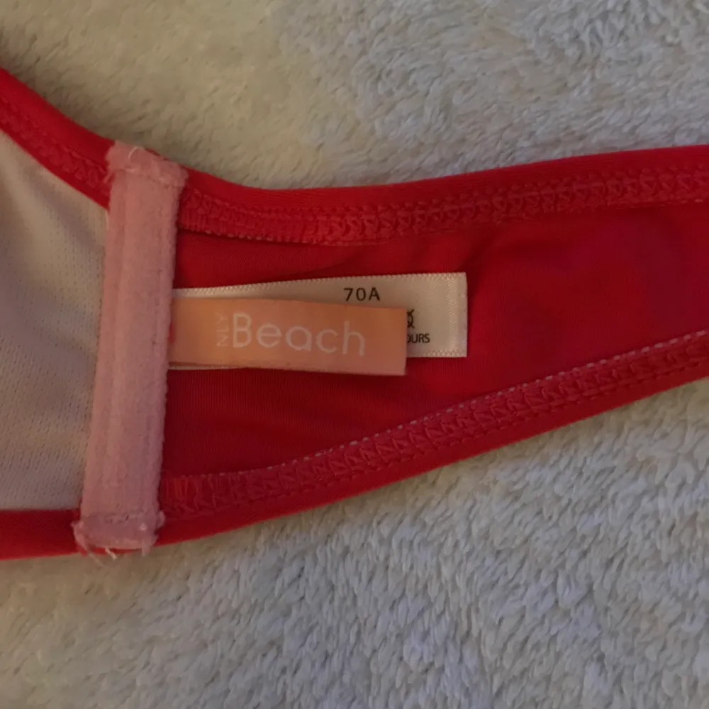 Klassiska Nelly bikinin. En röd och en vit, använd 1 sommar och säljer dom nu för dom blivit för små!! Köp båda för 100kr. Frakt tillkommer 📦. Övrigt.