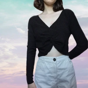 Topp 90_tal - Jättesöt svart top med knut fram. Väldigt 90-talskänsla! Storlek S. Använd endast en gång. Frakt inräknat i priset!