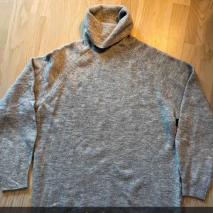  - Stickad Klänning/tunika med polokrage från H&M. Använd 1 gång, sticks inte.