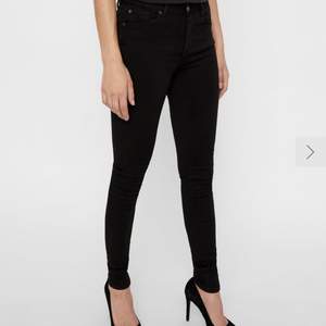 Svarta jeans från Zara i storlek 38, endast testade då de är förkorta för mig, är 173. Skicka pm för fler bilder! Köpare står för eventuell frakt.