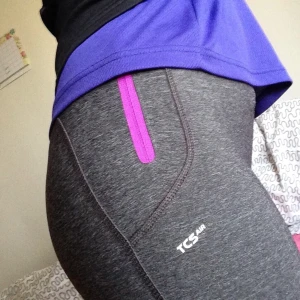 Grå träningstights - Träningstights som sitter bra på rumpan, sparsamt använda🥰