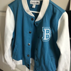 Intresse koll på denna Baseball Jacka - Baseball Jacka från Forever 21, om flera är intresserade blir det budgivning 
