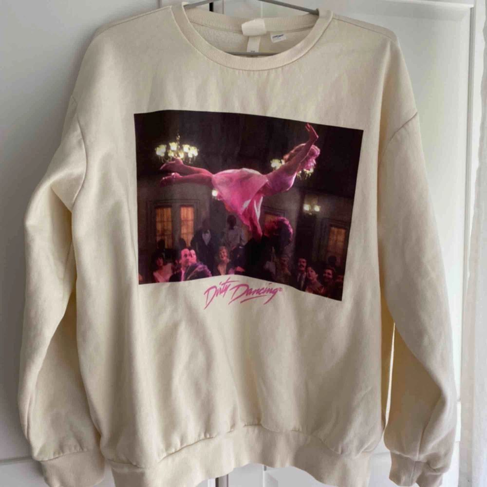 Jättemysig tröja från H&M med tryck av Dirty Dancing. Passar alla storlekar, säljer då den knappt blir använd tyvärr. Köpare står för frakt!🥰. Tröjor & Koftor.