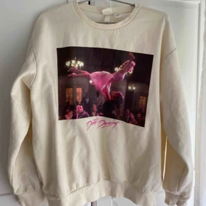 Sweatshirt - Jättemysig tröja från H&M med tryck av Dirty Dancing. Passar alla storlekar, säljer då den knappt blir använd tyvärr. Köpare står för frakt!🥰