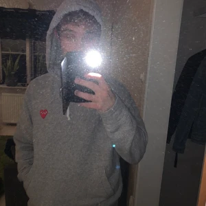 Comme des garçons hoodie strl L - Säljer denna snygga hoodie för den inte längre används. Den köptes i vintras på Paul & Friends för 2500 kr och säljer den nu för 1300 kr. 9/10 skick, den har tvättats 4-5 gånger. Det är en L men den sitter mer som M. Pris kan diskuteras vid snabb affär :)
