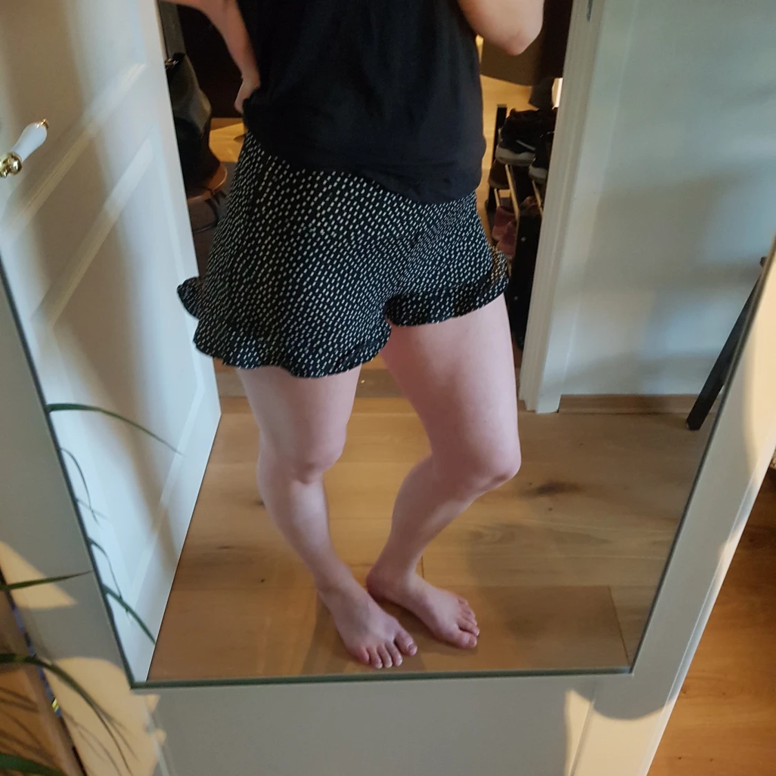 Prickiga shorts från ZARA med volang  - 90