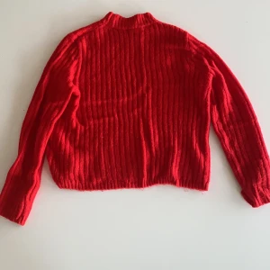 Stickad tröja  - Från H&M, använd en gång på julafton, storlek 1