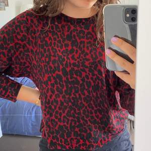 Zara longsleeve shirt in leopard print, size M, frakt 44kr