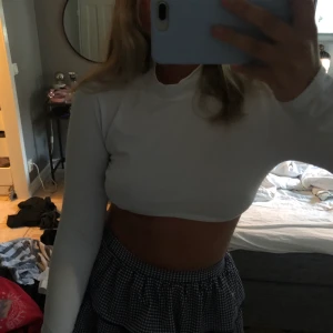 Topp - Säljer denna topp med liten polo från ASOS, använd 1 gång. 100 kr plus frakt 49 kr💕 storleken är M men är liten i storleken och passar XS-S