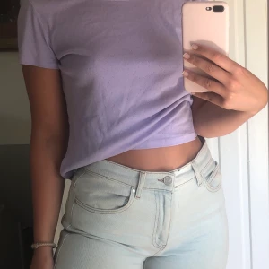 Lila t-shirt! - Säljer denna söta lila t-shirt från Monki! Den är djup i ryggen och perfekt i passformen💐 köparen står för frakt!💞