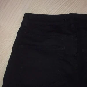 cykelbyxor i jeans - svarta ”cykelbyxor” i jeans. står ingen storlek men ca 36/38 eller s/m. nästan aldrig använda. tunna vilket är bra för sommaren :)) HÖR AV ER VID FRÅGOR!! först till kvarn, flera intresserade=budgivning