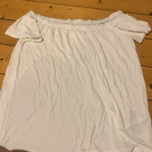 off-shoulder tröja - vit off-shoulder tröja ifrån Hollister i strl xs. ej tajt+ väldigt stretchig