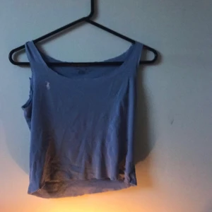 Ralph lauren - Intresse koll på detta Ralph lauren linne jag klippt själv, inte super noggrant klippt men själv gillar jag det, buda, säljer om jag får ett bra bud🥰( börja på 60)