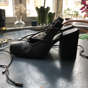 Skor, Zara, 38 - Skor i läder från Zara, aldrig använda med lappar kvar! Kan användas med eller utan ”snörena”. 