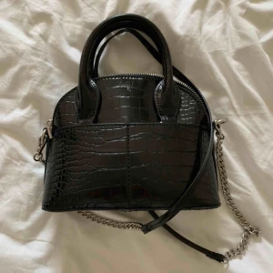  - Skitsnygg svart handväska ifrån ZARA i orm imitation. Pris kan diskuteras. Köparen står för frakt❤️