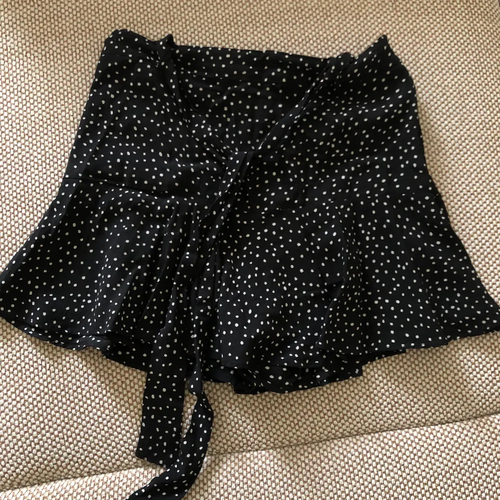 Somrig söt svart kjol från zara storlek M. Går ej att köpa längre. Inbyggda shorts, går att knyta tightare. Org pris:250kr . Kjolar.