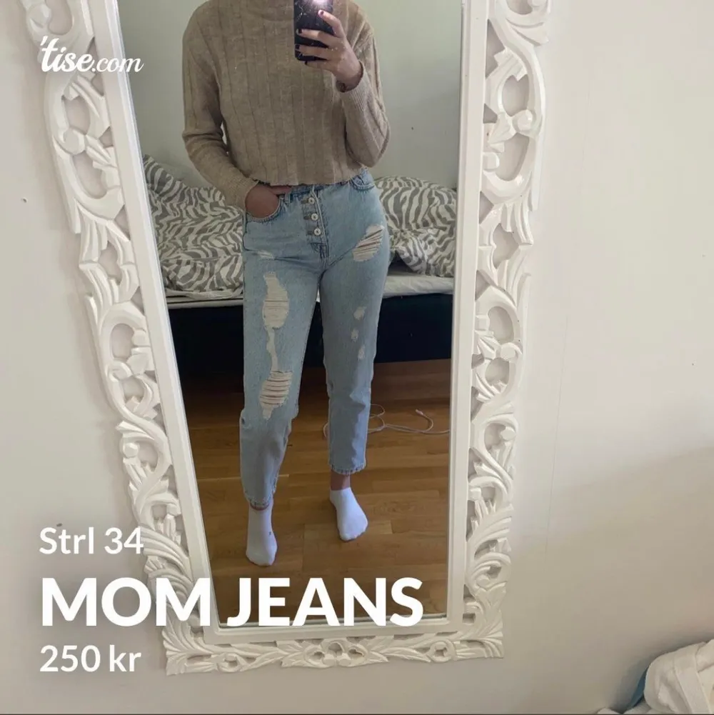 Ljusa mom jeans med slitningar i storlek 34 (XS). Köpte för 1 år sen från Pull and bear men anser att de är lite för korta för mig så kommer ej till användning därav väldigt bra skick❗️ frakt tillkommer (köparen står för frakten). Jeans & Byxor.