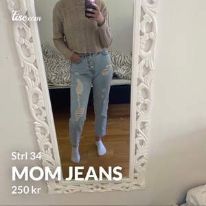 Ljusa mom jeans med slitningar i storlek 34 (XS). Köpte för 1 år sen från Pull and bear men anser att de är lite för korta för mig så kommer ej till användning därav väldigt bra skick❗️ frakt tillkommer (köparen står för frakten)