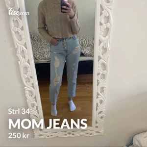 Mom jeans - Ljusa mom jeans med slitningar i storlek 34 (XS). Köpte för 1 år sen från Pull and bear men anser att de är lite för korta för mig så kommer ej till användning därav väldigt bra skick❗️ frakt tillkommer (köparen står för frakten)
