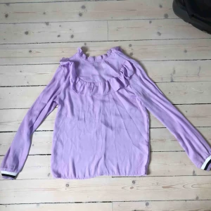  - Sidenliknande lila blus knappt använd!