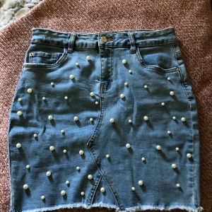 Kjol med pärlor  - Denna kjol är från new yorker och är i storlek s/m. Väldigt stretchig så passar de flesta. Pärlorna gör kjolen extra fin.