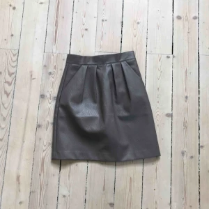  - Fake Läderkjol!!! Säljer pga för liten för mig. Helt slutsåld.