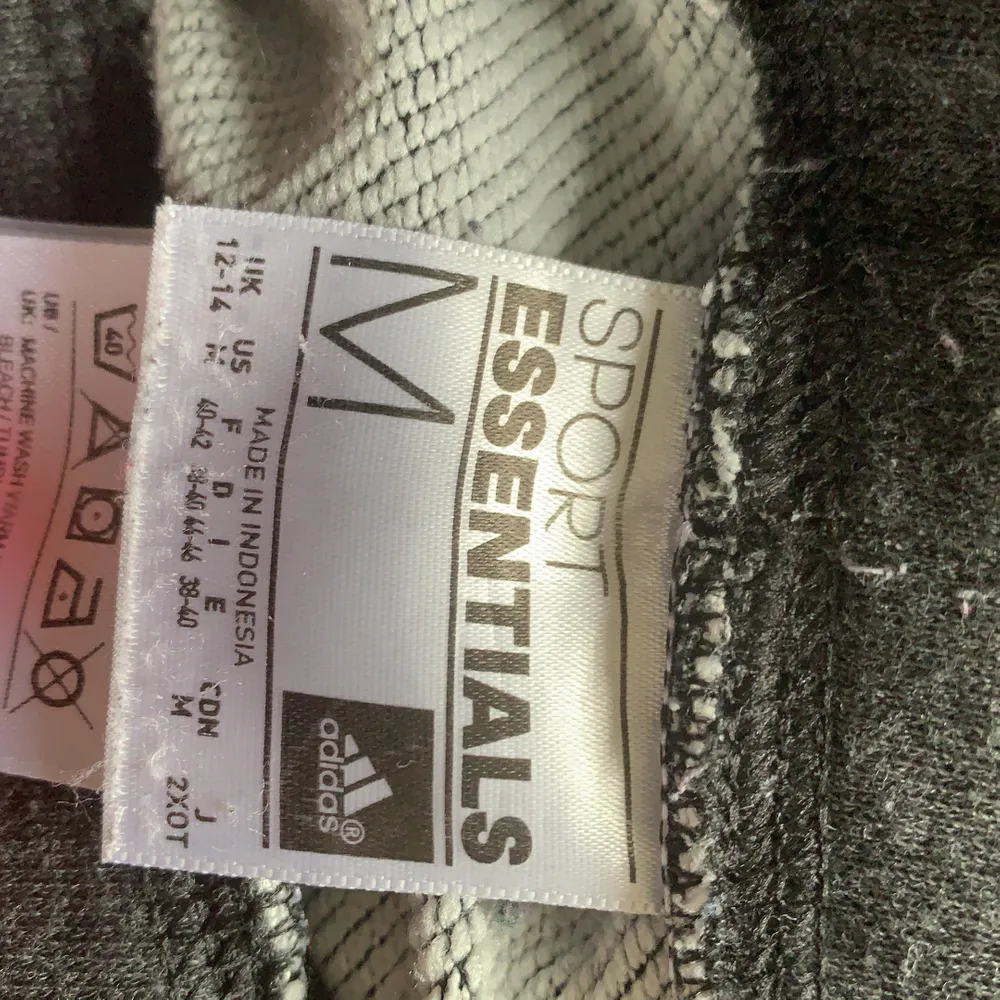 Rosa addidas byxor storlek M   Priset kan diskuteras 💫 köparen trår för frakten . Jeans & Byxor.
