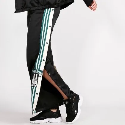 Svarta Adidas popper pants med gröna strecka. Resår i midjan och endast fickor fram. Köpta i Berlin och vart mycket uppskattade. Frakt till kommer.. Jeans & Byxor.