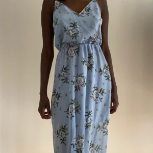 Blå blommig sommarklänning  - Aldrig använd. Maxi Sommarklänning. Köparen står för frakt.