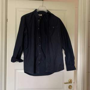 En svinsnygg mörkblå skjorta från weekday, säljer p.g.a för liten (S herrstorlek)