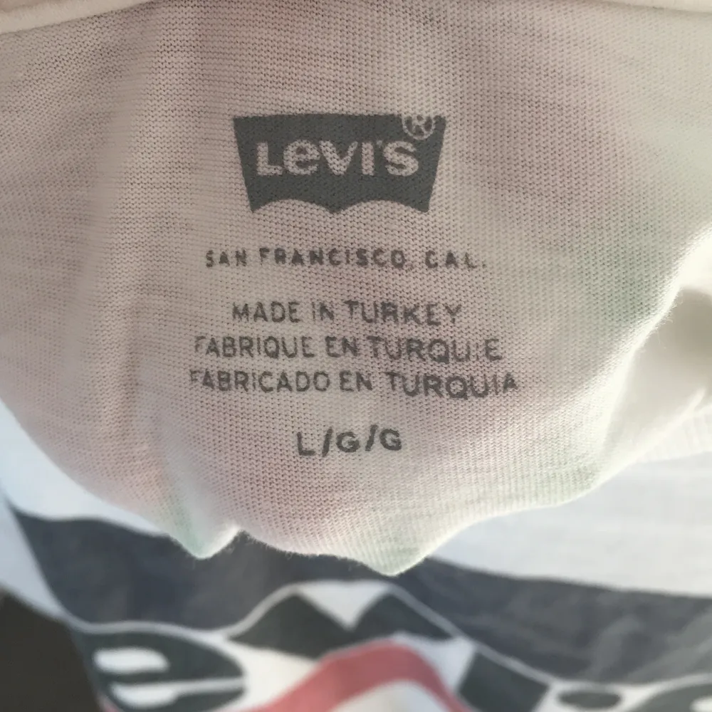 Säljer min levi’s t-shirt i strl L då den har blivit för liten för mig. Haft den i ca 1 år men bara använt den några gånger så skicket är bra! Köparen står för frakten.. T-shirts.