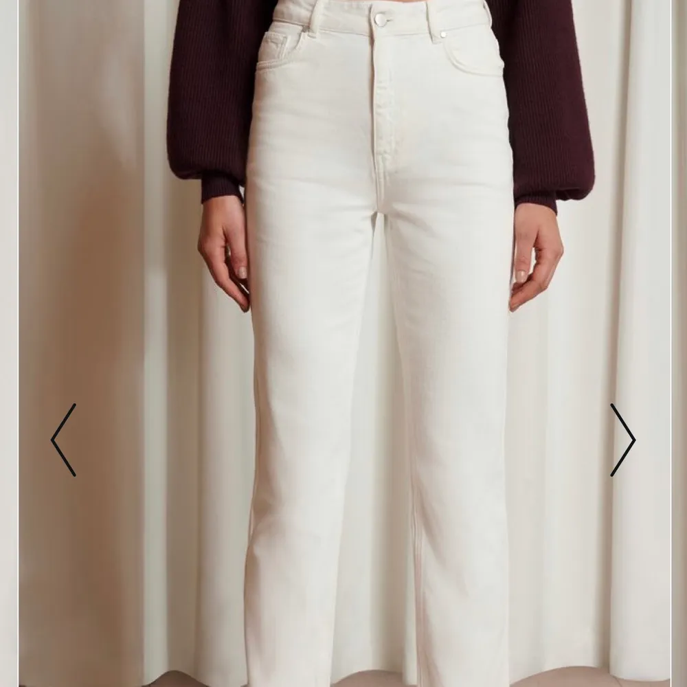 As snygga vita raka jeans ifrån Emma ellingsens kollektion tillsammans med nakd. Byxorna är helt slutsålda. Köpta för 499 säljer för 300. Använda Max 3 gånger😊. Jeans & Byxor.
