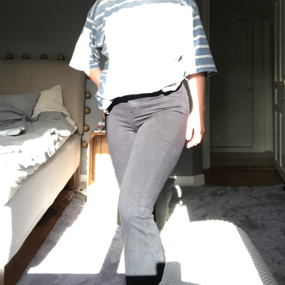 Svarta flare/ bootcut jeans från Topshop i storlek W28 L30. Dock skulle jag säga att de passar en 27 och 26 i midja då de är så stretchiga! De är perfekta i längd för mig som är 163 cm. . Jeans & Byxor.