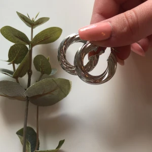 Örhängen - Örhängen i silver, aldrig använda och i nytt skick. Frakt 11kr💕